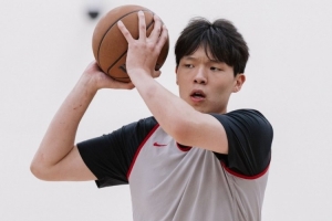 开拓者官方晒训练照：杨瀚森持球组织 卡尔森隔扣克林根技惊四座