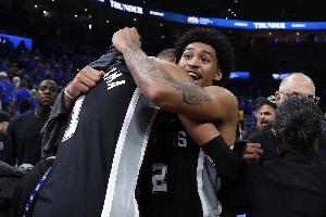 7投5中砍16分！文班盛赞哈珀首发效果：非常棒 我们早就这么配合过
