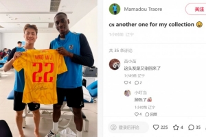 马马杜晒毛伟杰签名U23国足22号球衣：我的又一件收藏