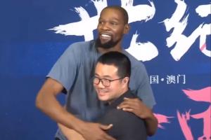 徐静雨认为杜兰特与库里地位相同！大家认为谁是宇宙勇真正老大？
