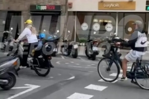 世体：德容伤缺本轮西甲，训练之余携妻儿骑行享受家庭时光