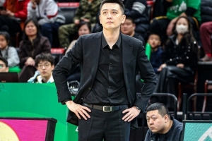 杨鸣感慨角色互换:去年此时在宜宾战上海 如今与拉塞尔互换赛场