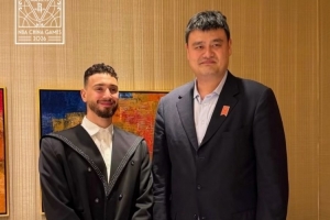 跨越时代！火箭官方晒姚明申京合照 申京本人点赞