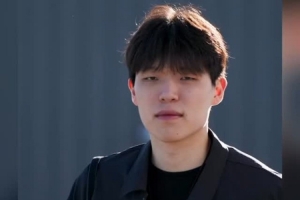 发丝飞扬！杨瀚森女友分享小杨登机视频：这是在拍洗发水广告吗