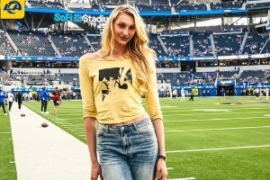 孙兴慜携WNBA美女球员布林克现场观战NFL 其照片浏览量反超后者