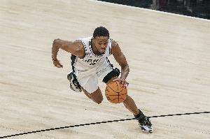 米奇乐观预期：福克斯与卡布有望周四对阵太阳复出