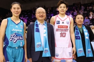 WNBL首轮上演中国德比 杨舒予取胜 王思雨新赛季将转战WCBA山西