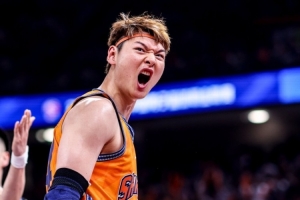 揭幕战豪取18板！王哲林生涯篮板总数超越李晓旭 跻身历史第三