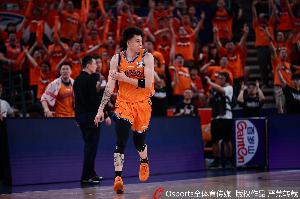 火力全开！张镇麟上半场9投5中贡献10分5篮板1抢断 正负值高达+15