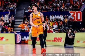 状态火热！王哲林上半场4投2中贡献8分11篮板 罚球6中4