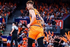 定海神针！上海篮板60-34狂胜深圳26个，王哲林独揽18板