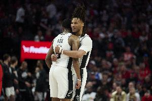 攻传双优！福克斯高效9投5中罚球全中贡献16分6篮板 卡斯尔9投6中拿下13+5+5