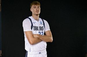 ClutchPoints调查：30位媒体人预测新赛季首进全明星 弗拉格获20票居首 里夫斯得2票