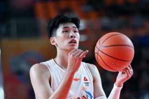 两双达成！邹阳7投4中贡献10分10篮板 外加3断2帽 正负值+7