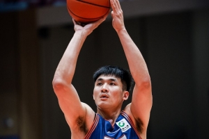 火力全开！洪辛8投5中砍下15分6篮板 三分球6中4