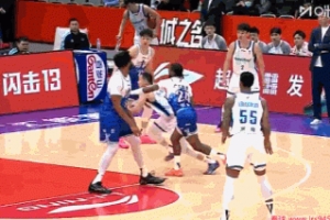 遮天蔽日！阿不都沙拉木篮下补防送出惊天大帽 将王奕博扇出底线