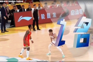 难度拉满！塔克突破滑翔劈扣被犯规依旧稳稳将球送入篮筐