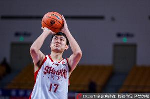 手感欠佳！焦海龙17投6中贡献15分7篮板 三分9中3