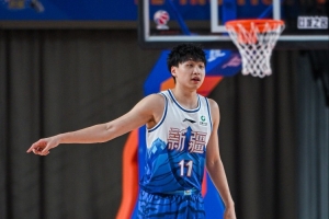 高效发挥！齐麟6投5中砍下15分3篮板，新疆险胜青岛