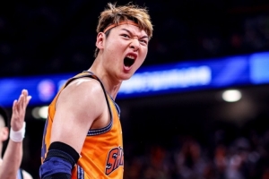 媒体人：王哲林篮板升至历史第三 从年龄/效率看登顶或就在这两年
