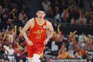 双核哑火！胡金秋半场13投3中仅得8分8板 孙铭徽6中1贡献4分5助