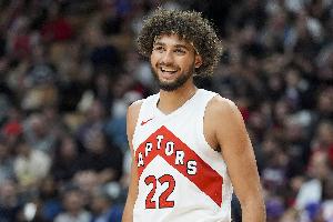 风格尽显！猛龙19号秀格雷夫斯13投4中仅得9分 疯狂摘下7个前场篮板