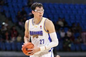 下半场强势发力！周琦18投8中轰21分17板2帽 狂揽9前场板