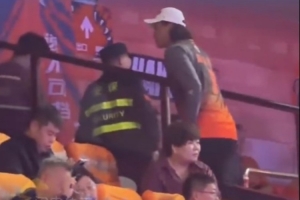 CBA现场：泰山门神王大雷身着高诗岩球衣亮相高速大球馆