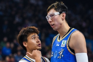 媒体人：今晚京吉对决成焦点 周琦赵睿联袂登场 吉林祭出三外援