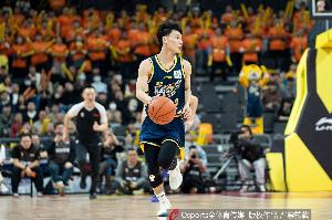 运筹帷幄！徐杰半场7中4&三分5中3 砍13分1板3助1断 正负值+8