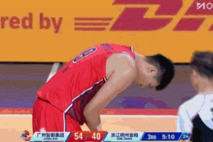 护腕也难挡！徐昕篮下遭对手切击手腕受伤 痛苦离场