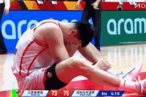 看起来不太好！李慕豪上篮不中落地受伤 捂着小腿下场