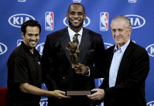 夸梅：莱利和禅师绝不会允许詹姆斯式篡权 这种巨星心态毁了NBA