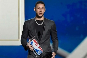 热闹的NBA回来了，他却倒在新赛季大门口
