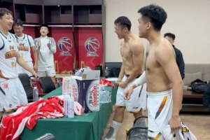 媒体人：四川两连胜！赛后黄荣奇/景菡一和全队在更衣室激动庆祝