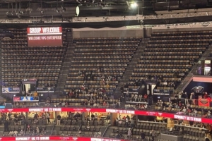 媒体人晒出鹈鹕主场大片空座：NBA得把鹈鹕搬走 这太丢人了