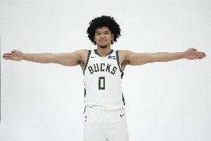 詹金斯盛赞伯里斯NBA首秀:他的投篮手感极佳 比赛阅读能力出色