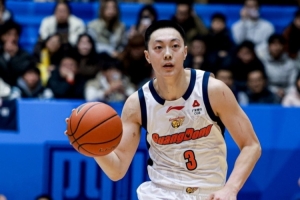 积极带动队友！胡明轩7中2得6分3板8助 正负值+23全场第二高