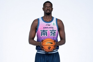 你也是真滴高！2米21的尤素法·法尔半场10中7砍下14分10板