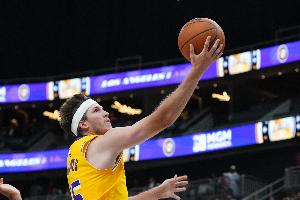 效率可以！里夫斯半场4中3拿13分3助 罚球6中5