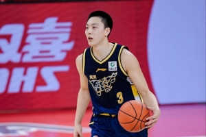 胡明轩：球队在不断的变好 我相信球队会达到最好的状态