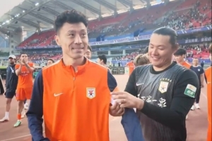 泪目！泰山队谢场王大雷把队长袖标给郑铮，郑铮与球迷激情互动