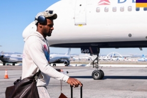 都是运动系！湖人官方晒球员登机照：布朗尼、凯斯勒在列