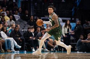 状态可以！库兹马半场9中5拿下12分7板3助 隔人暴扣2+1