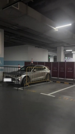 又是熟悉的一幕！刘若钒分享蒋光太恶搞日常：爱车遭栅栏围堵+三角锥“伺候”