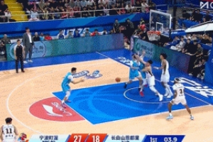 赚到！栾利程罚球不中 但自己拼下前场篮板压哨补篮打成1+2
