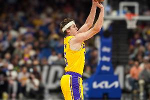里夫斯：我当时刚好处于空位 东契奇传球给我 我就是自信出手