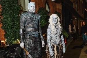 有那味！唐斯晒自己和妻子cosplay照 《权游》夜王造型压迫感满满