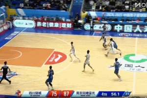 这妥妥五大囧！张恒硕速度贼快穿人缝反击 但上空篮没上进...