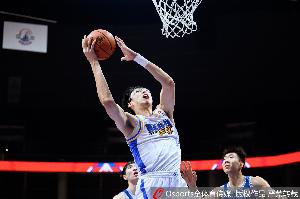 媒体人：周琦这赛季状态保持挺好 与休赛期储备/李楠指导使用有关